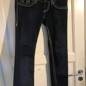 Skirsnygga true religion jeans, storlek 30 och antar att de är midjestorleken. Men skulle säga att de passar bättre på en 27-28/29. Ja brukar vanligtvis ha storlek 38 och är 176cm och dessa är för små på mig! Lowrise!