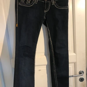 True religion jeans storlek 30.  - Skirsnygga true religion jeans, storlek 30 och antar att de är midjestorleken. Men skulle säga att de passar bättre på en 27-28/29. Ja brukar vanligtvis ha storlek 38 och är 176cm och dessa är för små på mig! Lowrise!