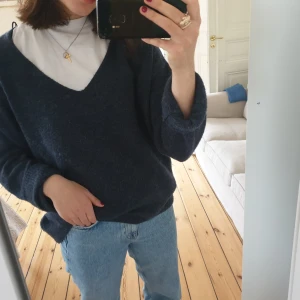 Mörkblå stickad - Säljer min oanvända v ringade tröja från HM, väldigt fin med en vit t-shirt under👌💓använd kanske 1 gång så typ ny!! 