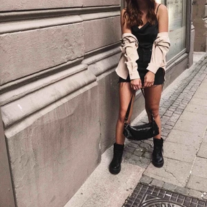  - Vintage handväska köpt på en secondhand butik. Skimrande svart fake-läder, Silver detaljer.