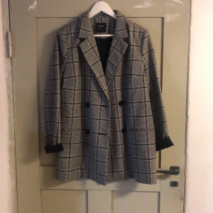 Blazer - Supersnygg blazer från Lindex med gröna detaljer i. Använd två gånger och är i väldigt fint skick! Storlek m (oversize) men passar alla beroende på hur man vill att den ska sitta! Nypris 499kr, köparen står för frakten!