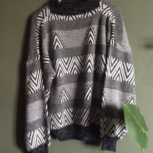 Black/grey knitted top - Lagom varm stickad tröja köpt vintage.  Väl använd och älskad, dem har någon maska som sticker ut men det märks Knappt. 