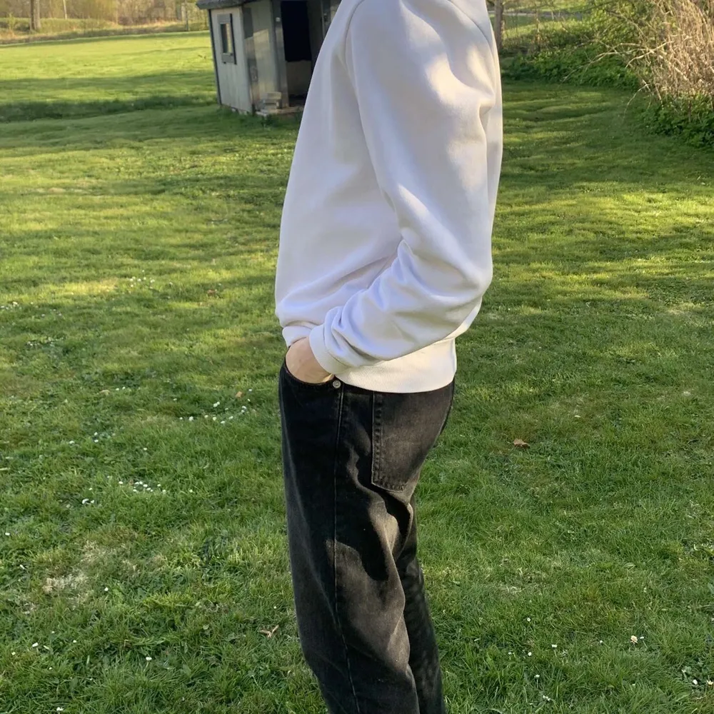 Snygg sweatshirt från divided i gott skick 🤩. Frakt 🚚: 55kr. Neuletakit & Villapaidat.