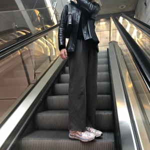 Skinnjacka - Skinnjacka från second hand. Är i bra skicka om man bortser från en knapp som har trillat av. Har använt den ungefär 2/3 gånger. Priset kan alltid diskuteras men nypriset var 500kr:)