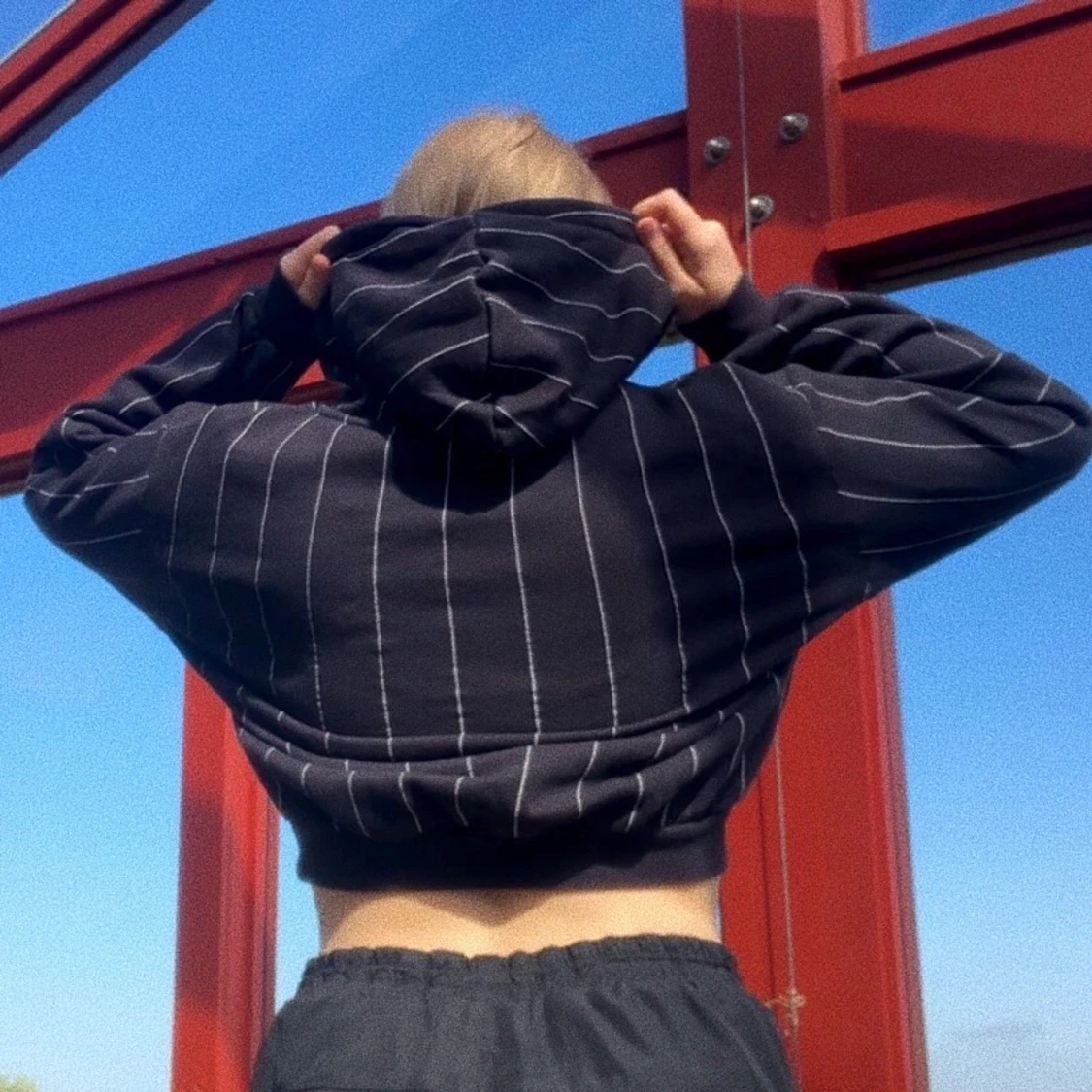 Svart hoodie med tryck - 90