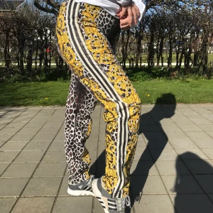 Adidas Jeremy Scott byxor - Adidas byxor designade av Jeremy Scott, köpta i USA typ 2012 i en adidas affär. Dom är en storlek s och i mycket bra skick. 