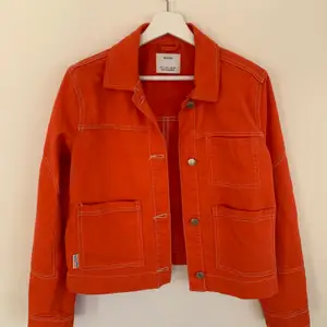 Superfin orange/röd jacka fram bershka som endast är använd 2 gånger! Köpare står för frakt.