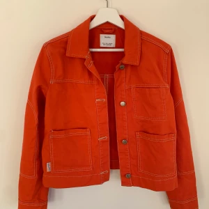 Färgglad vår/sommarjacka! - Superfin orange/röd jacka fram bershka som endast är använd 2 gånger! Köpare står för frakt.