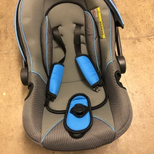 Bil barn stol  - Säljer ett bil barn stol använt cirka 4 gånger i sjukt bra skick. 