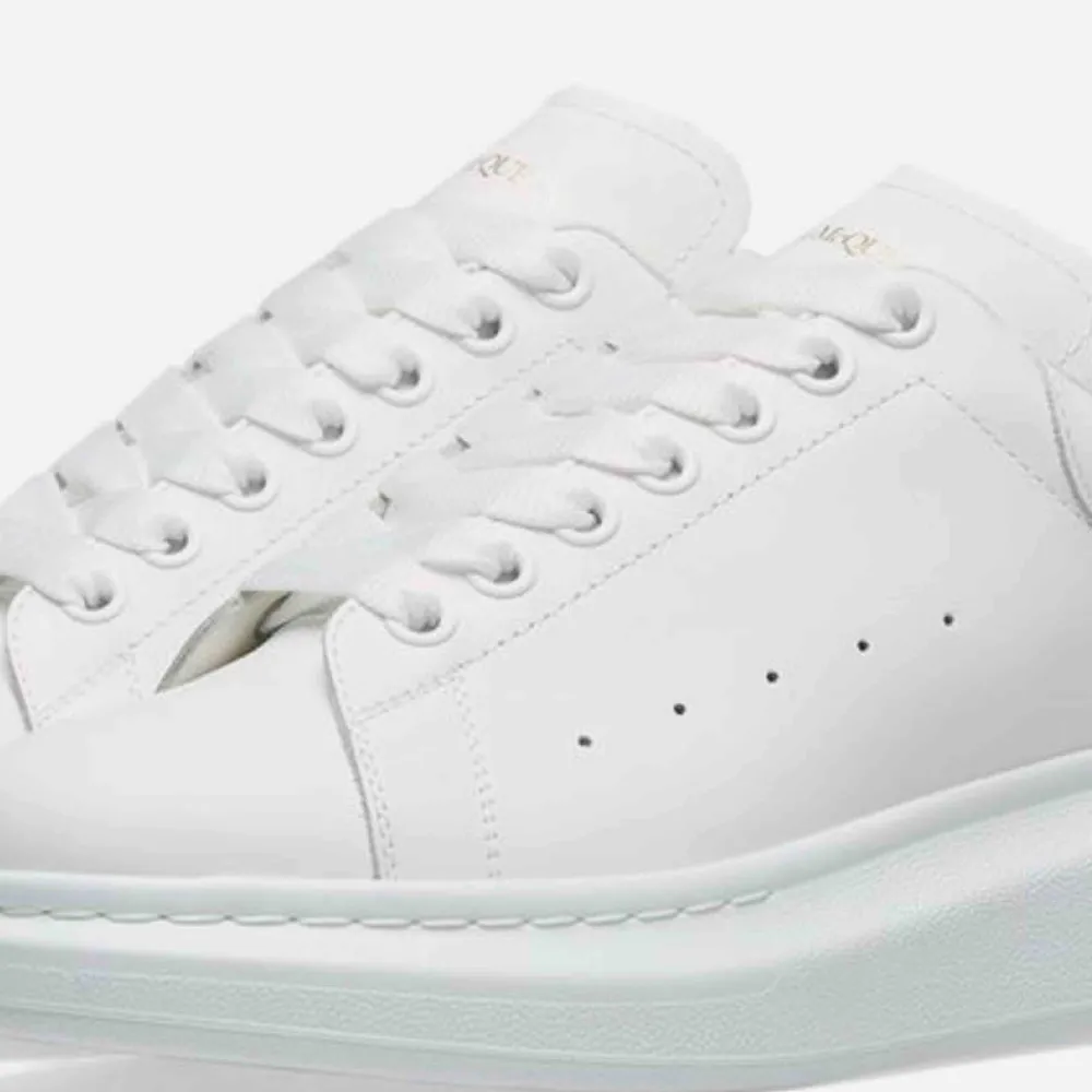 Säljer mina snygga mqueens som är vita i stl 36🥰 #sneakers #alexandermqueens #jordans #lv #zara. Skor.