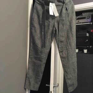  - Mycket sköna rutiga byxor, aldrig använd helt ny med lapp på. Mycket snygg modell, säljs för att de är för stora för mig, passar XS och S