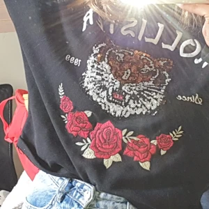 Sweatshirt från Hollister - ASCOOL sweatshirt från Hollister. Säker pga kommer ej till användning längre. Den är sparsamt använd och är i väldigt bra skick. Tigern på framsidan är i ascoolt paljetttyg. Skriv privat för fler bilder. Original priset låg kring 450-600 kr. Frakt tillkom