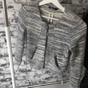  - Säljer denna då den verkligen inte är min stil. Använd ett fåtal gånger. Ord pris: 329kr. Jätteskönt material, och bra passform