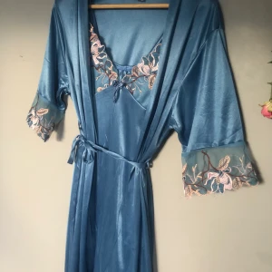 Helt oanvänt kimono och nattlinne set  - Köpte det här setet i Asien denna jul och jag har aldrig använt det. Storleken är L men sitter mer som M. Matrialet är 100% polyester. Det finns några få trådar som sticker ut som var där när jag köpte den! Frakten står köpare för💙💙