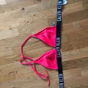  - Jättefin bikini från ck. Använd fåtal gånger köpt på jeans bolaget. I fint skick🥰  köparen står för frakt, skriv för fler bilder☺️