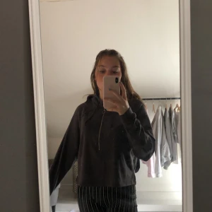 sweatshirt  - Fin sweatshirt med dragkedja och luva från bikbok! 