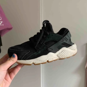  - Otrolig snygga Nike Air Huarache i svart mocka😍 inte bara snygga utan också väääldigt sköna! De är använda men i mycket bra skick! Tvättas innan jag skickar såklart. Storlek 39 men är små så skulle säga 38. Frakt tillkommer🦋🦋 