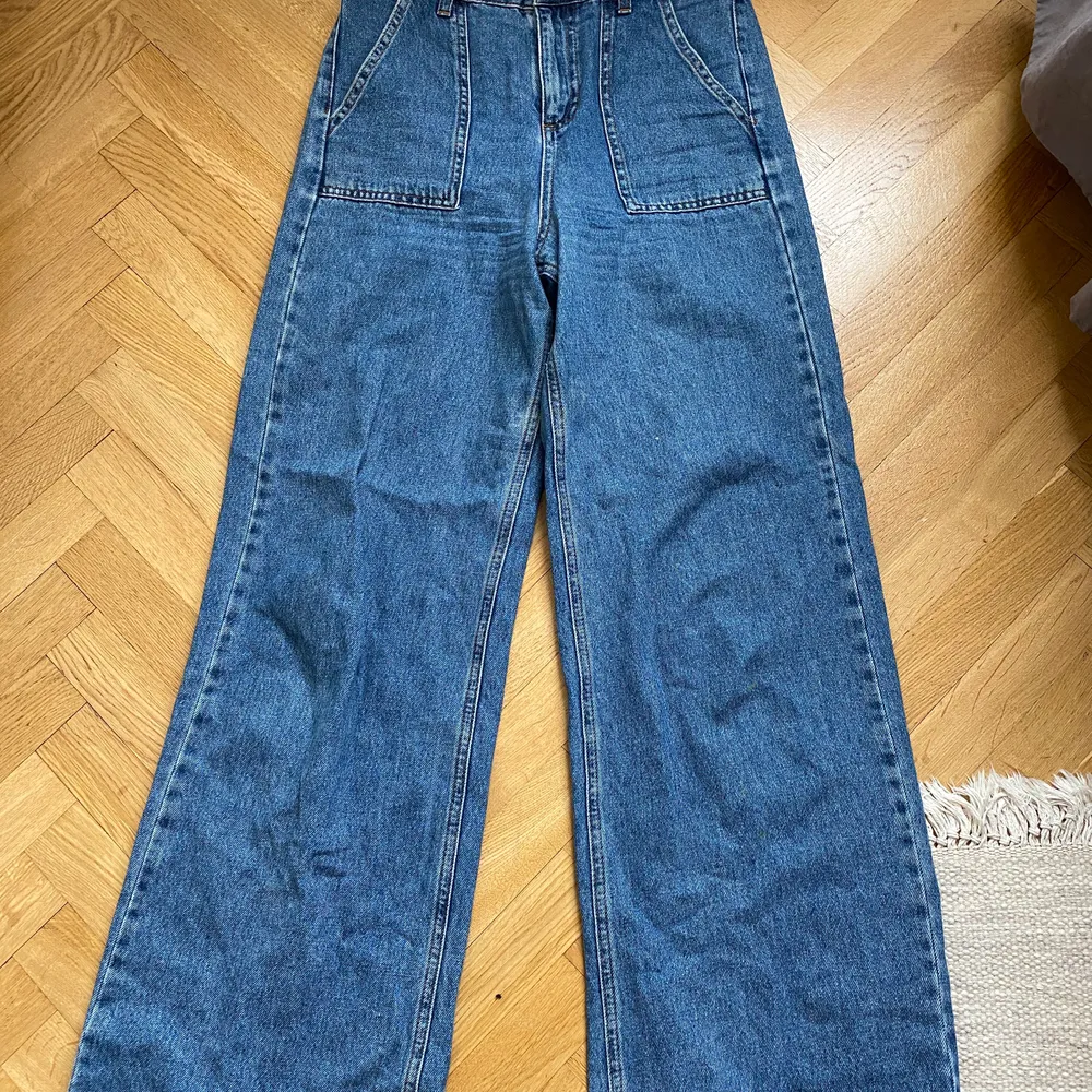 Ett par sjukt fina jeans med vida ben från miss selfridge. Waist 26 och längd 32. De är för långa för mig som är 163cm. Nypris 499kr. Jeans & Byxor.