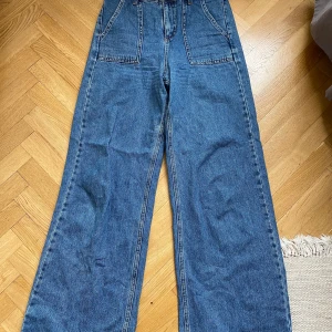 Vida jeans - Ett par sjukt fina jeans med vida ben från miss selfridge. Waist 26 och längd 32. De är för långa för mig som är 163cm. Nypris 499kr