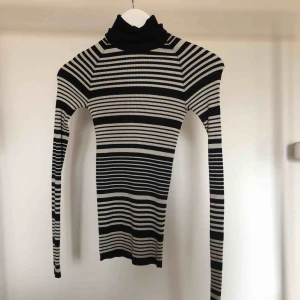  - Randig polotröja från Gina Tricot. 
