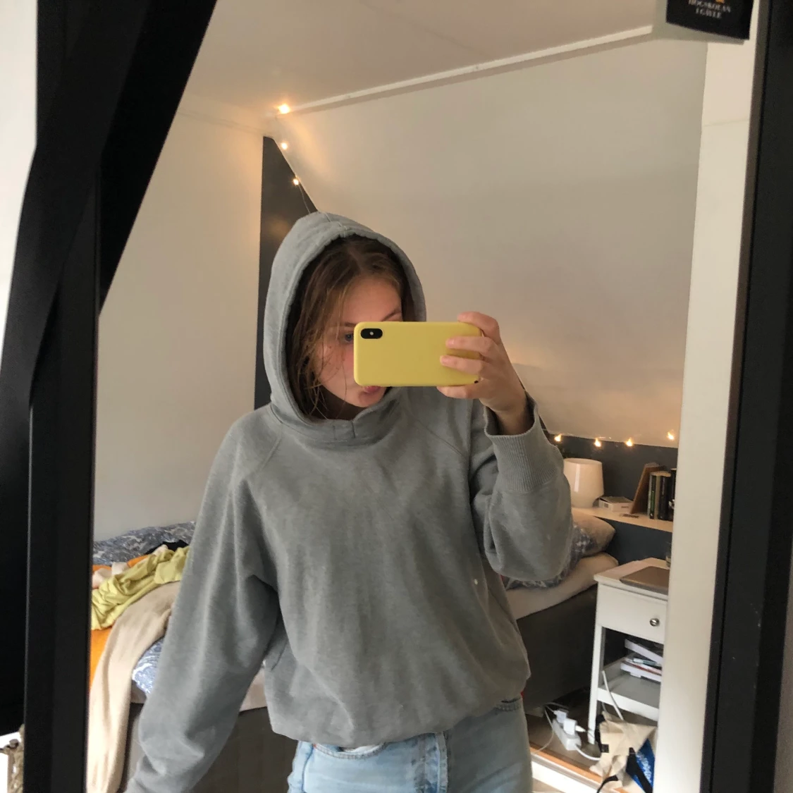 Grå hoodie
