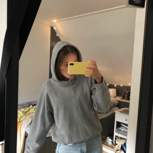 Grå hoodie - Hoodie från Mooni, fint skick men saknar snören. Köparen står för frakt 💕