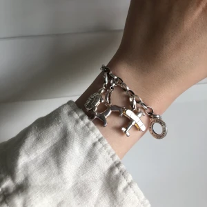 Thomas sabo armband och berlocker  - Ett Thomas Sabo charm club berlock armband köpt här på Plick innan men i jätte bra sick! En sköldpadda och flygplans berlock i äkta silver från Thomas sabo. Hundberlocken är inte från Thomas 200kr för armbandet, 100kr styck för 🐢✈️ 75kr🐕Allt för 350🤗