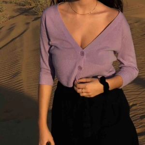  - Världens finaste pastellila kofta/tröja. Köpt på en vintage butik i Tjeckien. Passar s-l. Älskar denna så mycket men använder den inte nog för att rättfärdigat ha kvar den i garderoben 💜💖💞