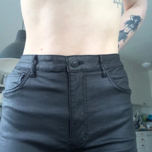 matta läderbyxor från only - skitsnygga matta läderbyxor från only, är en storlek L men liten i storlek så passar en M eller S också perfekt. nypris 399kr! frakt inräknat i priset 🥰