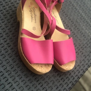 Gudrun Sjöden sandalett - Cerise rosa sandalett i skinn från Gudrun Sjödén. Har några år på nacken, men sparsamt använda. Strl 37. Nypris 1200.