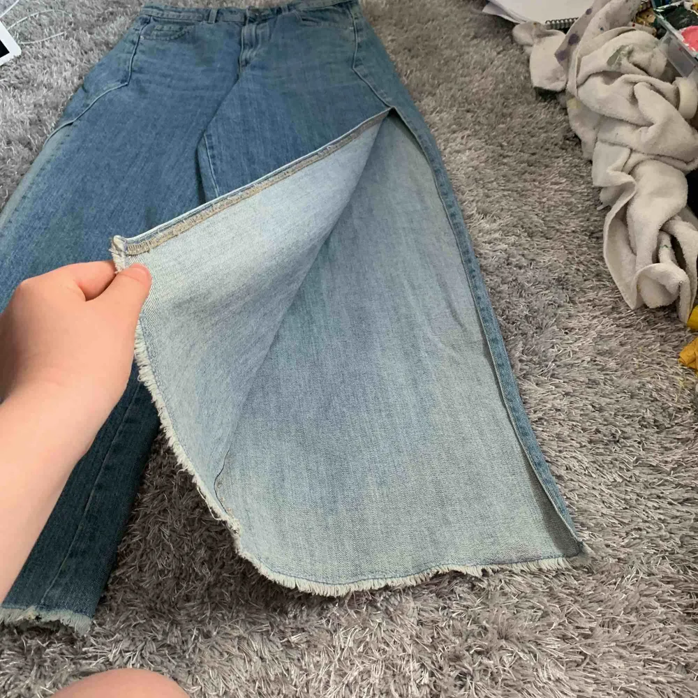 Vida jeans med slits på sidan av benen. Använd fåtal gånger ej trasig någonstans. Säljs för att dem är för små för mig. Köpare står för frakt. Jeans & Byxor.
