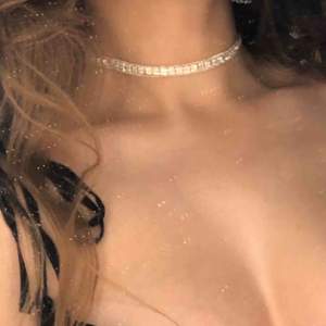 Silvrig choker från Zara 💫 Justerbart halsband med diamantliknande detaljer (syns på bild 2 & 3). Köpare står för frakt 🥰