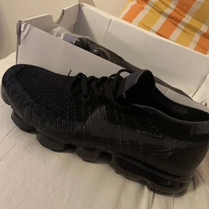 Nike air vaporiseras flyknit 3 herr - Nike air vaporiseras flyknit 3 herr, hjälper min kille han har köpt genom nätet med han kan tyvärr inte lämna tillbaka de, de är för små för honom , köpt för 2200 , jag står för frakten 