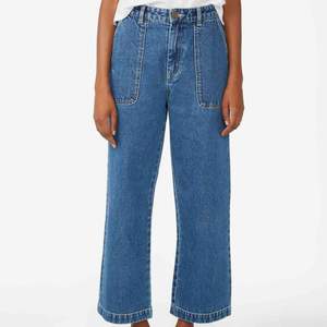 Säljer dessa jeans från Monki i modellen rio. Den första bilden är från Monkis hemsida. Byxorna har en färgfläck på sig därav det låga priset. Frakt tillkommer.🪐