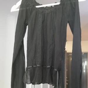 Söt topp - Genomskinlig topp med öppningar runt ärmen samt satin snörning 😍 Från början av 2000-talet 🌟