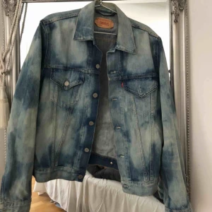  - Jeans jacka från levis, killmodell. Sitter lite mer oversized på tjejer som vanligtvis har S/M. Jag är 167 lång så jackan slutar på mitten av höften, så lite av rumpan syns. I jättebra skick! Vid frakt diskuterar vi pris ✨