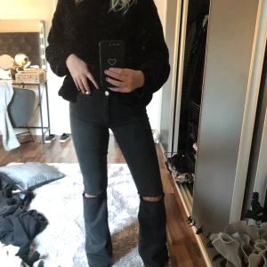 super snygga boutcat jeans - super snygga boutcat jeans med hål på knäna, knappt använda i storlek S🥰🥰