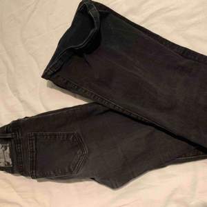 Fina bootcut jeans från Jc. När jag köpte dom var dom lite långa så vi sydde upp dom så det blev som 25/30 men från början 25/32. dom passar någon från ca 160-165. Pris 150kr+ev frakt Dom har bleknat lite i tvätten men fina i skicket!