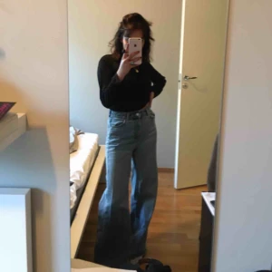  - Weekday jeans , köpta ungefär för 1 år sedan men är i bra skick ! 