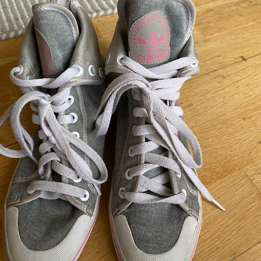 Coola och unika adidas skor i grått med rosa och vita detaljer! Väldigt bra skick ❤️. Skor.