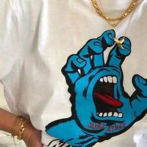 Santa Cruz T-shirt  - Väldigt cool santa Cruz T-shirt köpt på ASOS . Använd endaste ty fåtal gånger och säljer då den inte kommer till så mycket användning. Perfekt nu till sommaren 🥶🦋 ( första bilden är lånad !) 