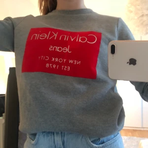 Sweatshirt Calvin Klein - Sweatshirt från Calvin Klein, storlek SMALL🤩💕 som ny, endast använd någon gång! 