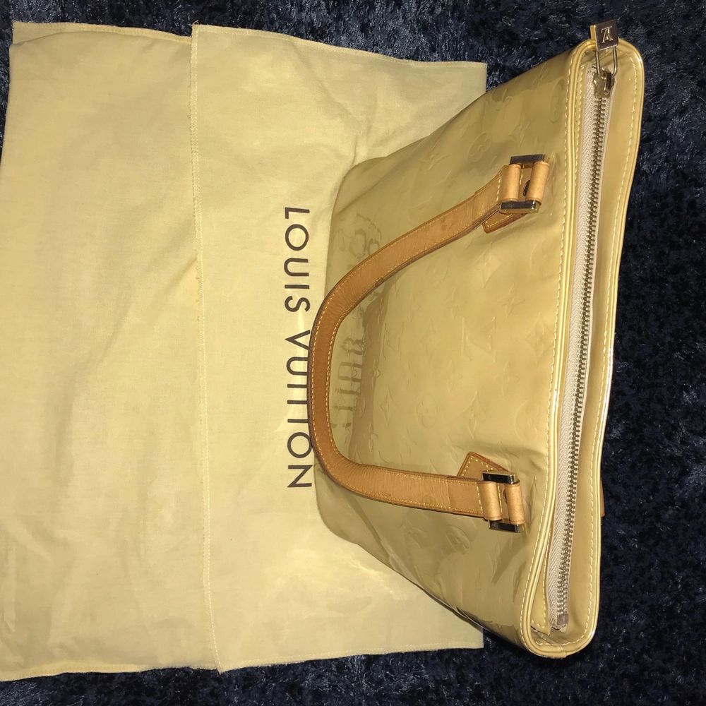 Louis Vuitton väska (Vernis Monogram Houston) Mått: (höjd - ca 25 cm, bredd - 32 cm, djup - 14 cm) Skick: vintage - 8/10 Pris: 3900kr (tillverkad i Louis Vuittons klassiska ”patent leather” - Modellnummer: M91121 - Serienummer: LM1011 -Nypris: ca 10.000kr. Väskor.