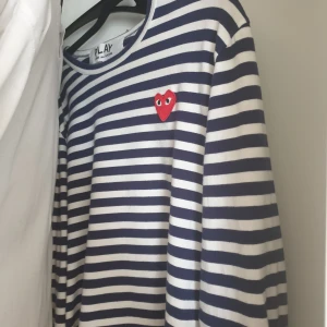 Commes des garcon, cdg - Säljer min fina cdg tröja där nypris ligger på 1399 på NK, jag säljer min för 800! Frlfria då den är använd väldigt sparsamt och cellan