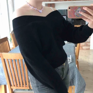 Stickad offshoulder - suuuuperskön stickad tröja! jättemysigt stretchigt material som värmer perfekt till svala sommarkvällar! passar nog alla från XS-L! går att ha lite hur som helst som ni ser på bilderna. lite nopprig annars super skick! köparen står för frakten