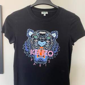 Svart äkta kenzo t-shirt med pastelligt tryck, fint skick (köpt 2018 april i london) Köparen står för frakten!💞