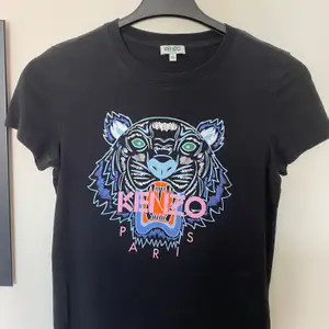Svart äkta kenzo t-shirt med pastelligt tryck, fint skick (köpt 2018 april i london) Köparen står för frakten!💞