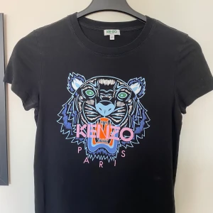 Kenzo t-shirt - Svart äkta kenzo t-shirt med pastelligt tryck, fint skick (köpt 2018 april i london) Köparen står för frakten!💞