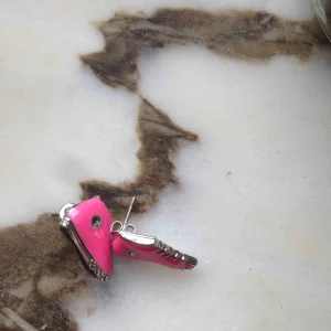  - Gulliga örhängen, väldigt lätta, okänd metall