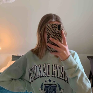  - Jättesnygg mintgrön/blå sweatshirt med trycket ”North Dakota” från Gina. Bra skick men säljer då den aldrig kommer till användning. Storlek är xs men skulle nog säga att det är en S och även en M kan ha den. 💖 frakt tillkommer 